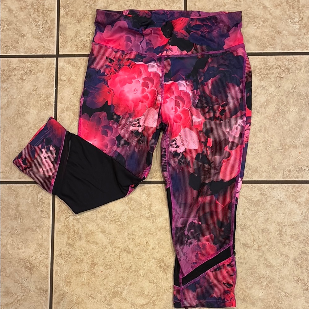 Xersion Women's Floral Capris - Pink and Black size Medium